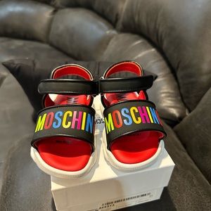 MOSCHINO GIRLS BRAND NEW W/O TAG🌸BLACK & MULTI LOGO SANDALS 🌸
SZ 5.5 US/21 EU